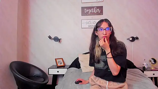 Emilia Bons online show from April 2026 12:49:01 PM