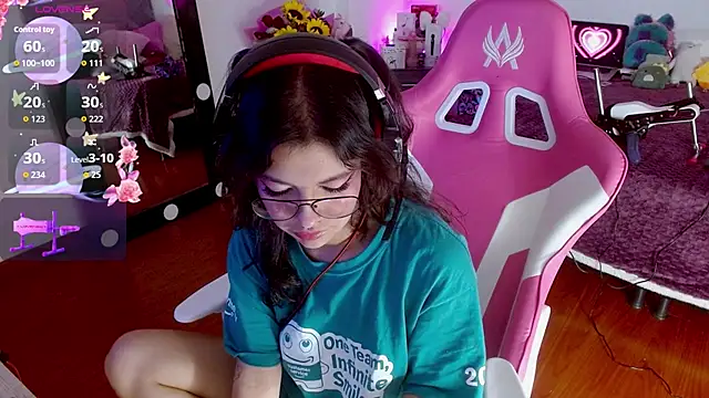 larah uwu online show from September 2025 07:41:02 PM