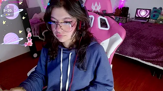 larah uwu online show from September 2025 07:41:01 PM