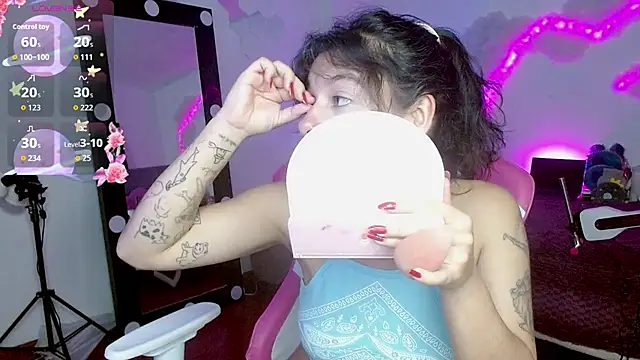 larah uwu online show from October 2025 07:33:02 PM