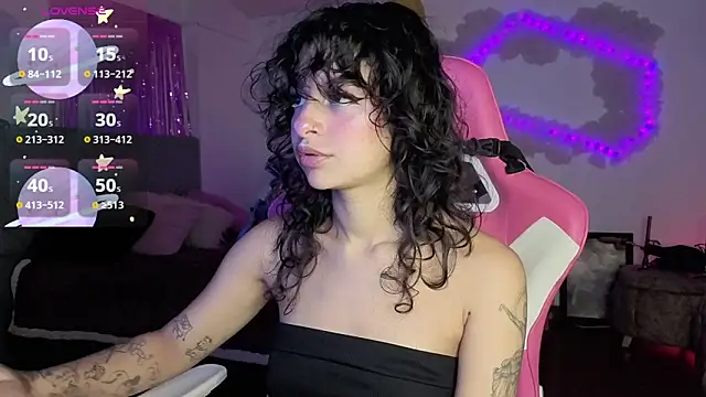 larah uwu online show from February 2026 04:52:02 PM