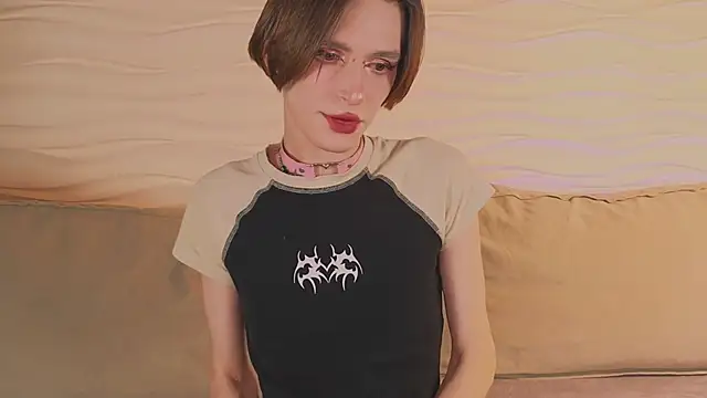 Snapshot of madi_snow chatting on November 2025 05:07:01 AM madi snow online show from November 2025 05:07:01 AM