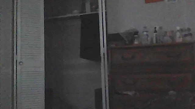 sarahkat86 online show from April 2026 09:39:33 PM