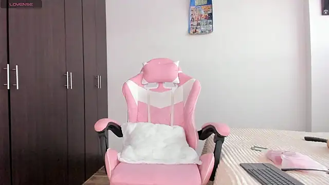 kendal hot01 online show from February 2026 06:04:02 PM