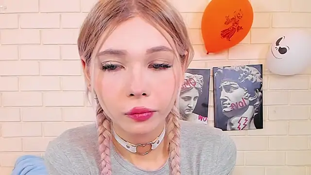 Blondy Fina online show from November 2025 04:33:01 AM