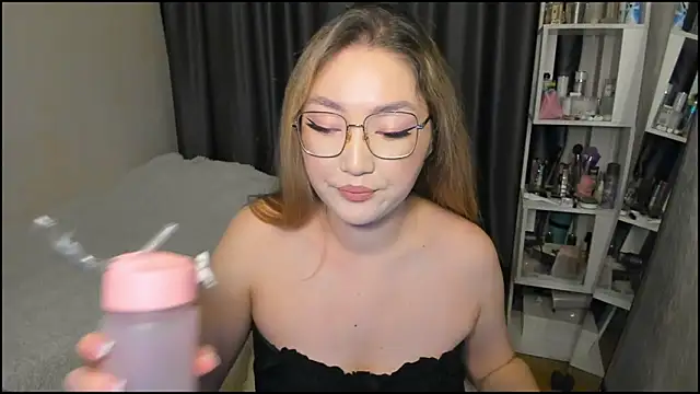 lyra x online show from March 2026 08:17:01 PM