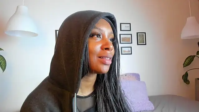 Coco joness online show from November 2025 08:08:01 PM