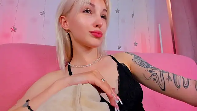 Snapshot of LisaFoxyMe chatting on June 2026 02:24:02 AM LisaFoxyMe online show from June 2026 02:24:02 AM