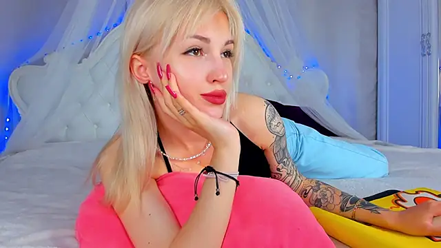 Snapshot of LisaFoxyMe chatting on June 2026 01:19:01 AM LisaFoxyMe online show from June 2026 01:19:01 AM