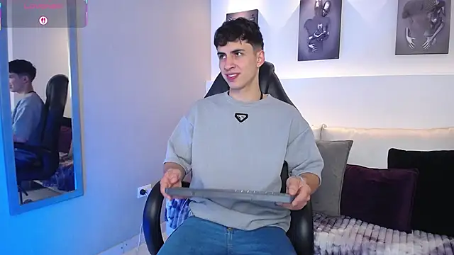 AdrianRinaldi online show from September 2025 08:12:02 PM