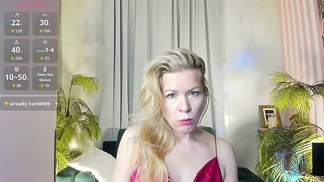 Julia Giulia online show from April 2026 02:28:01 PM