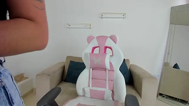 april smiith online show from December 2025 12:14:01 PM