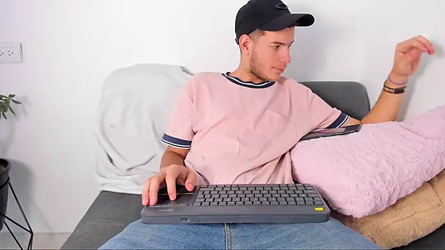 lara and danny online show from November 2025 07:45:01 PM