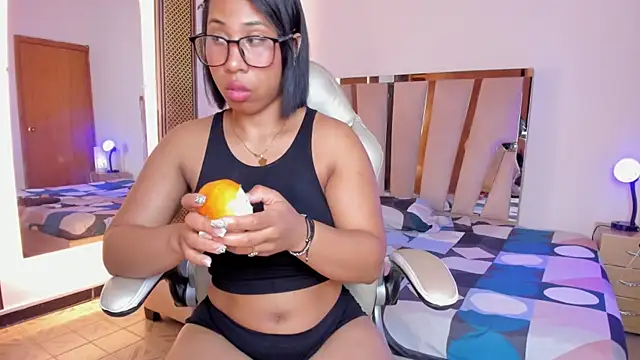 Elowen Clark online show from December 2025 08:05:01 PM