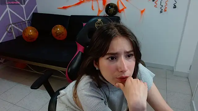 Adhara Kitten online show from October 2025 01:04:02 PM