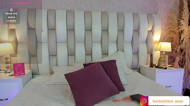 Snapshot of Viollet_xoxo chatting on February 2026 08:03:02 PM Viollet xoxo online show from February 2026 08:03:02 PM