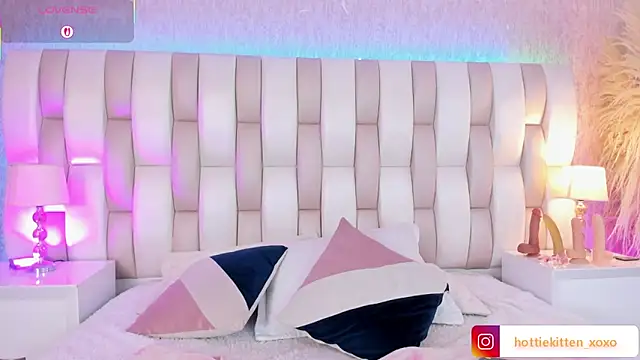 Snapshot of Viollet_xoxo chatting on February 2026 07:37:02 PM Viollet xoxo online show from February 2026 07:37:02 PM