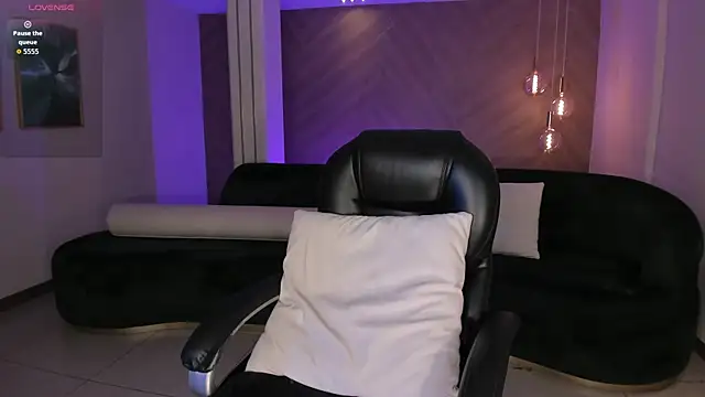 MiaLaurence online show from February 2026 07:58:01 PM