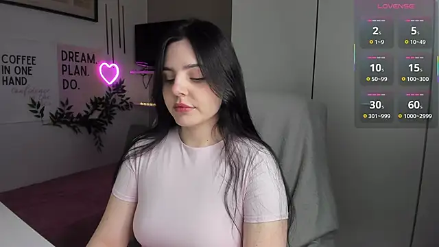 LiaWoow online show from November 2025 02:27:02 PM