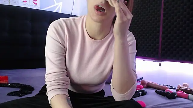 Snapshot of karlamoon23 chatting on October 2025 11:27:01 AM karlamoon23 online show from October 2025 11:27:01 AM