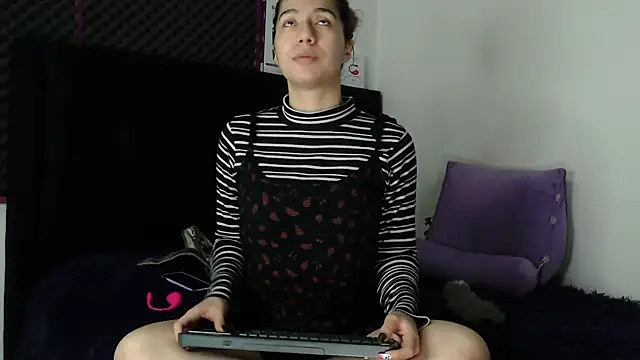 Snapshot of karlamoon23 chatting on October 2025 07:58:02 PM karlamoon23 online show from October 2025 07:58:02 PM