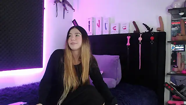 Snapshot of karlamoon23 chatting on November 2025 10:33:02 PM karlamoon23 online show from November 2025 10:33:02 PM