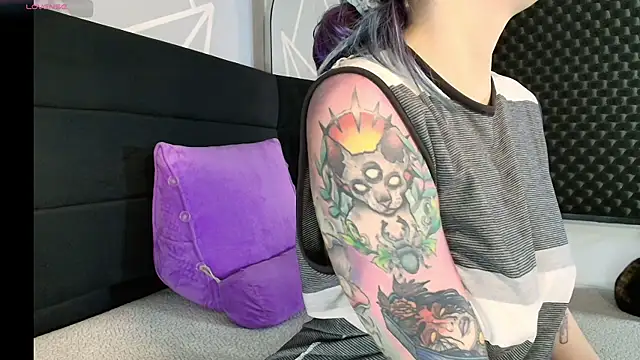 karlamoon23 online show from February 2026 08:54:01 PM