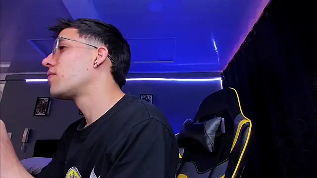 alexgiraldo   online show from November 2025 12:16:01 PM