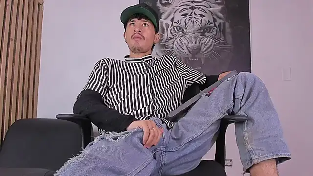 DimitriDeluxe online show from October 2025 08:04:01 PM