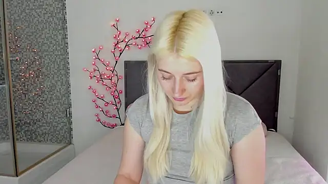 HollyTailors online show from March 2026 01:18:01 PM