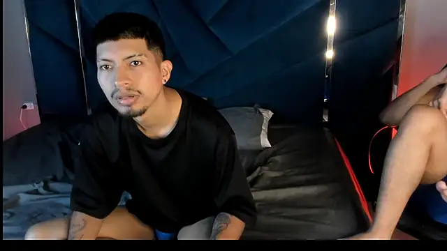 Snapshot of AxelAndJeremy chatting on November 2025 03:40:01 AM AxelAndJeremy online show from November 2025 03:40:01 AM