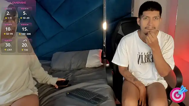 Snapshot of AxelAndJeremy chatting on November 2025 03:54:01 AM AxelAndJeremy online show from November 2025 03:54:01 AM