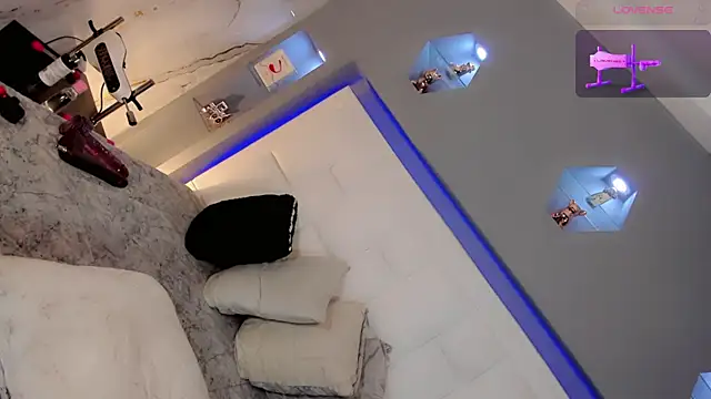 Ariia-janee online show from April 2026 05:01:02 AM