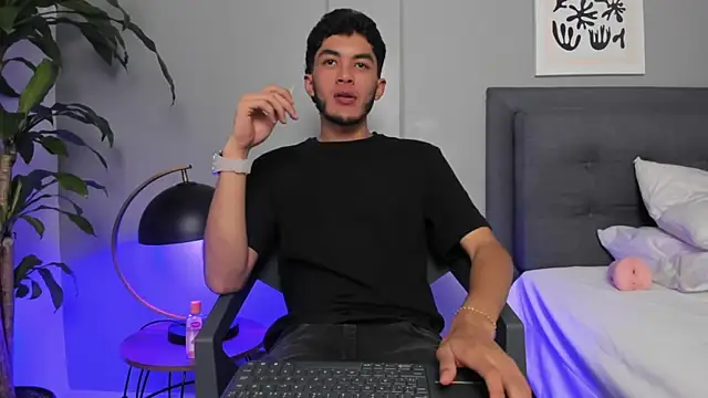 Tylerffoxx online show from May 2026 08:43:02 PM