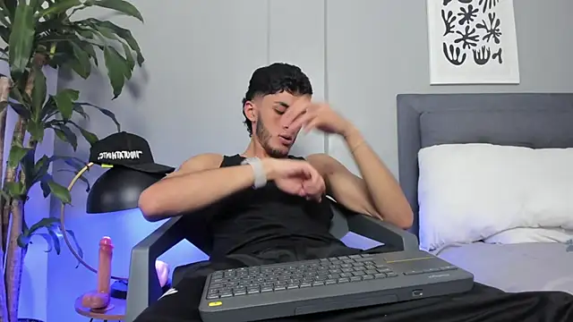Tylerffoxx online show from June 2026 10:33:01 PM