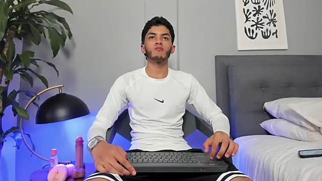 Tylerffoxx online show from July 2026 10:58:02 PM