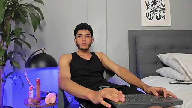 Tylerffoxx online show from July 2026 08:22:01 PM
