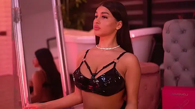 Snapshot of BellaNoirre chatting on November 2025 06:32:01 PM BellaNoirre online show from November 2025 06:32:01 PM