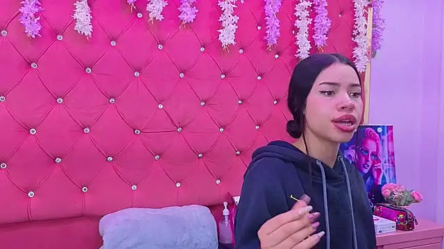 Nanis James online show from November 2025 03:07:01 AM