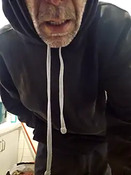 Snapshot of Stingles chatting on October 2025 10:03:01 AM Stingles online show from October 2025 10:03:01 AM