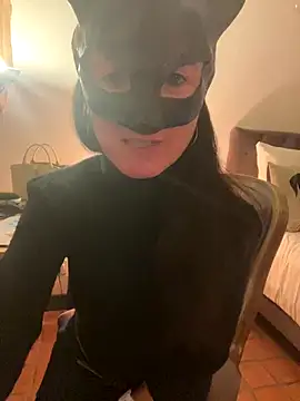 Snapshot of LesAmantsAE2 chatting on October 2025 05:30:01 PM LesAmantsAE2 online show from October 2025 05:30:01 PM