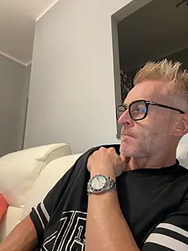 Snapshot of Axl_hot chatting on September 2025 07:51:02 PM Axl hot online show from September 2025 07:51:02 PM