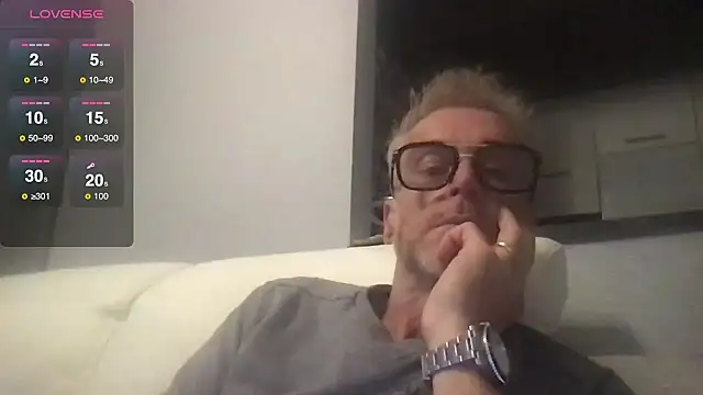 Snapshot of Axl_hot chatting on October 2025 07:56:01 PM Axl hot online show from October 2025 07:56:01 PM