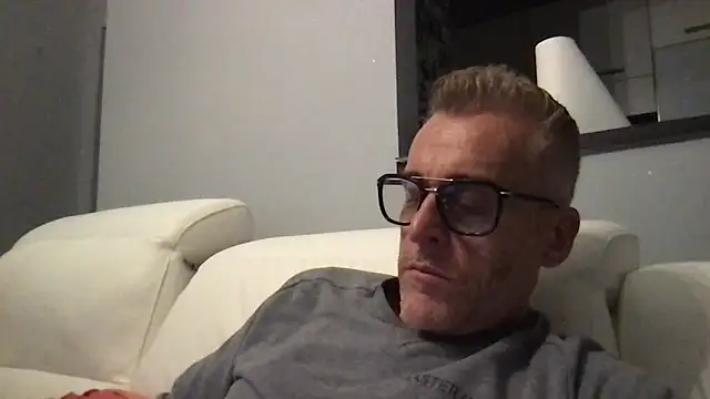 Snapshot of Axl_hot chatting on November 2025 08:29:01 PM Axl hot online show from November 2025 08:29:01 PM