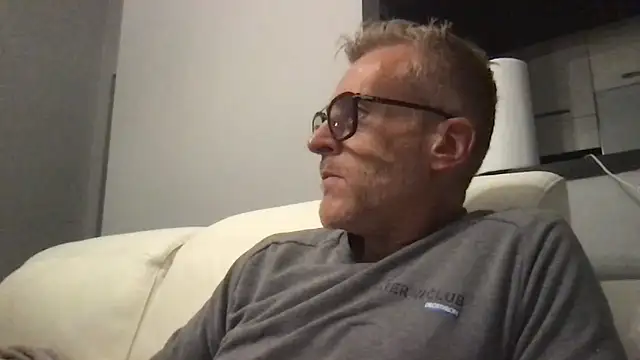 Snapshot of Axl_hot chatting on November 2025 08:49:01 PM Axl hot online show from November 2025 08:49:01 PM