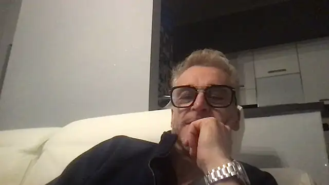 Axl hot online show from December 2025 08:17:01 PM