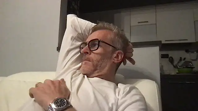 Axl hot online show from April 2026 09:15:01 PM