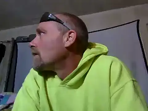 Snapshot of Eat_it_from_the_back chatting on October 2025 02:18:01 AM Eat it from the back online show from October 2025 02:18:01 AM