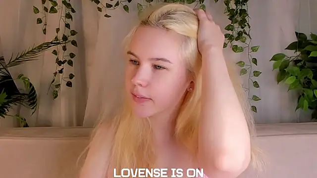 Snapshot of ElizSpieth chatting on November 2025 01:38:01 AM ElizSpieth online show from November 2025 01:38:01 AM