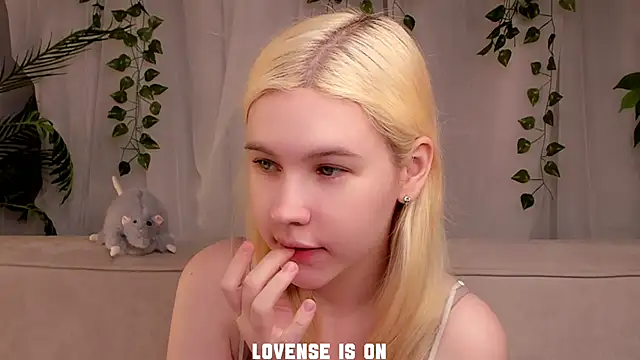 Snapshot of ElizSpieth chatting on November 2025 01:04:01 AM ElizSpieth online show from November 2025 01:04:01 AM